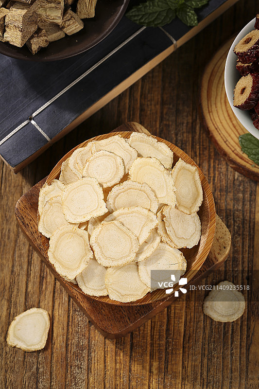 木底上放着西洋参片图片素材