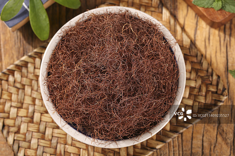 木底上放着玉米须图片素材