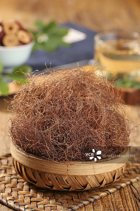 木底上放着玉米须图片素材