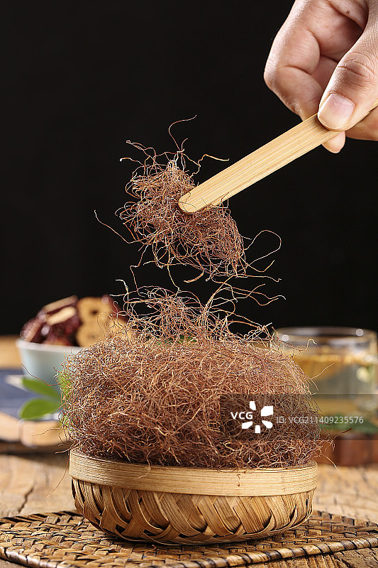 木底上放着玉米须图片素材