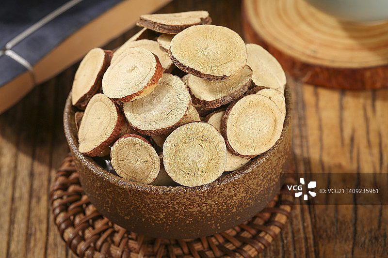 深底上放着甘草片图片素材