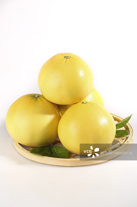 白底上的黄金葡萄柚图片素材