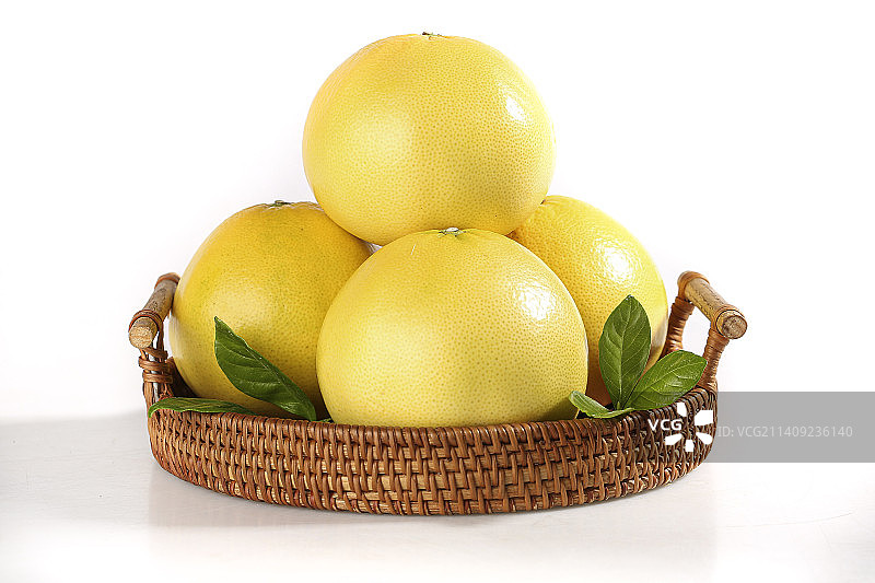 白底上的黄金葡萄柚图片素材