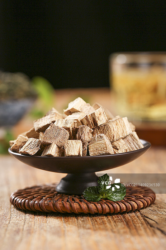 木底上的葛根图片素材