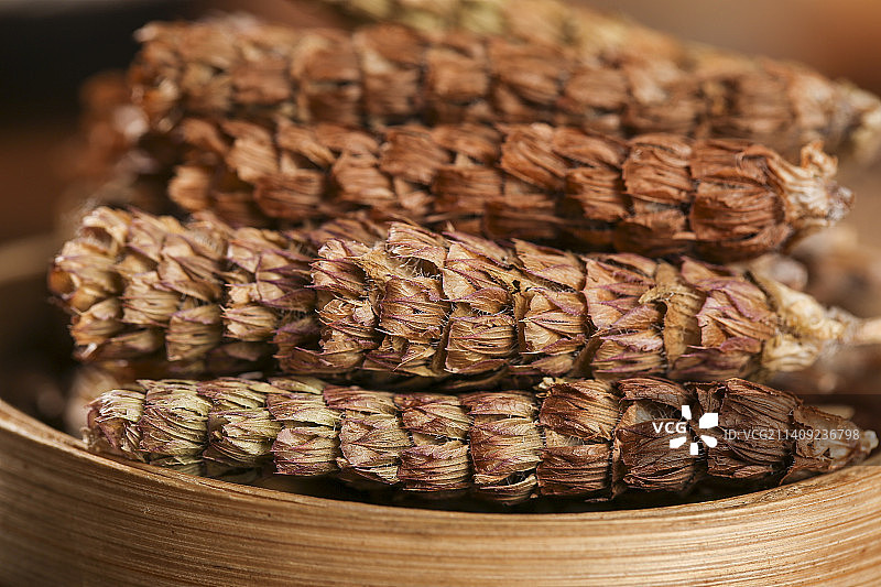 木底上的夏枯草图片素材