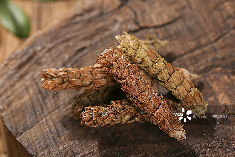 木底上的夏枯草图片素材