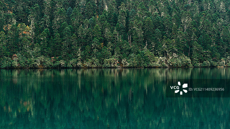 静谧无底湖图片素材