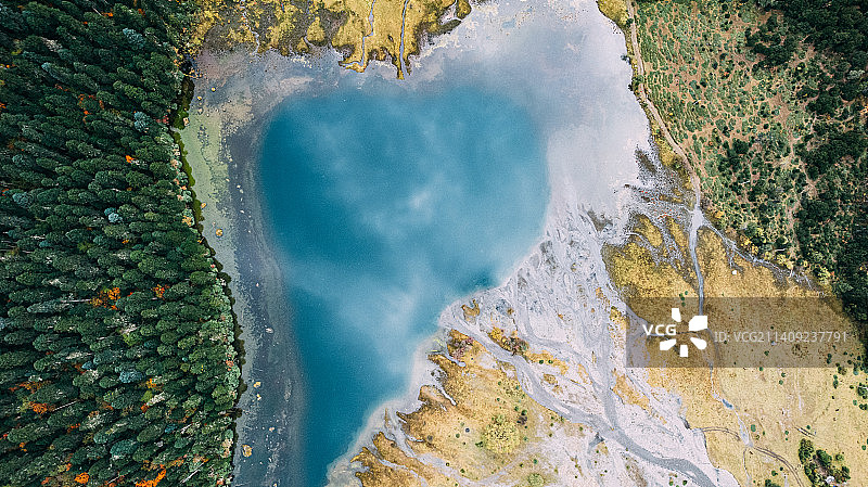 静谧无底湖图片素材