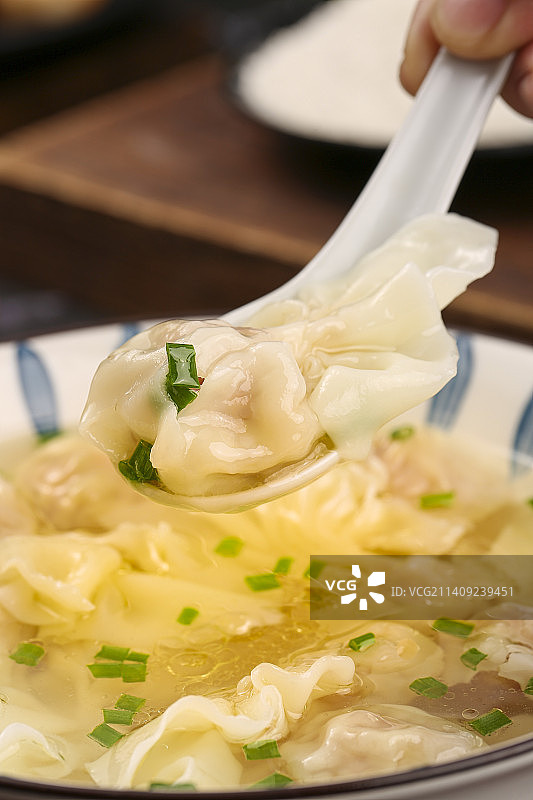 深底上的小金鱼馄饨图片素材