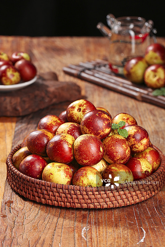 木底上的冬枣图片素材