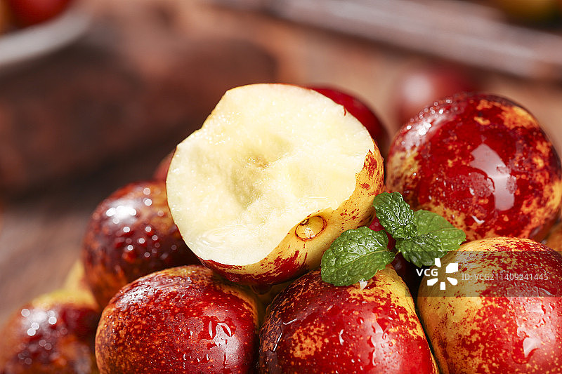 木底上的冬枣图片素材