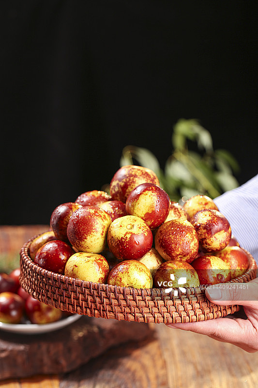 木底上的冬枣图片素材