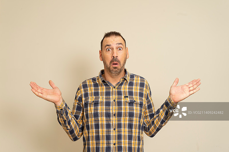 米色背景上的英俊男士半身像图片素材