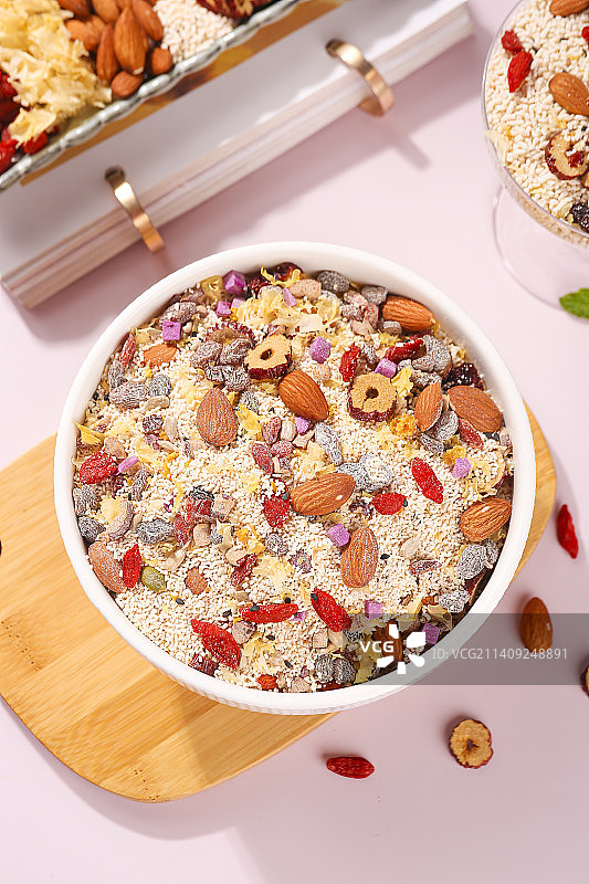 浅底上的红枣坚果藕粉图片素材