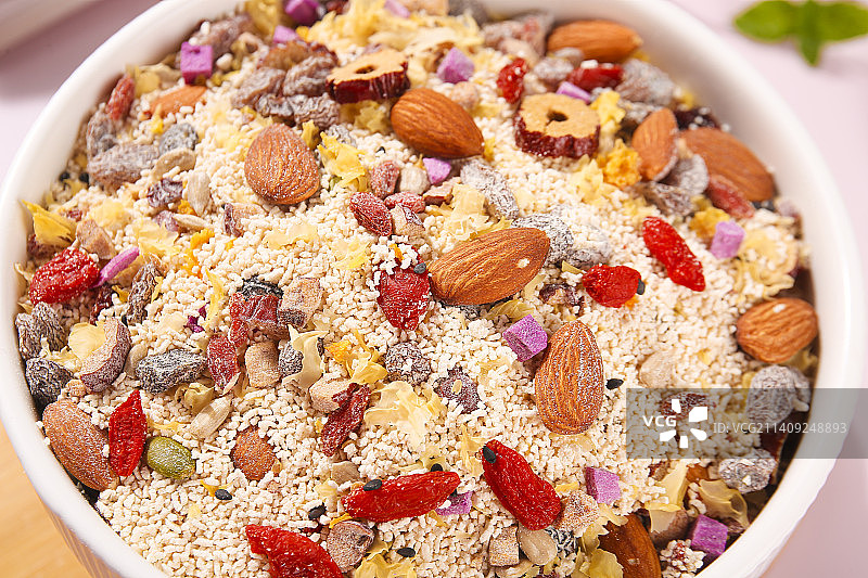 浅底上的红枣坚果藕粉图片素材