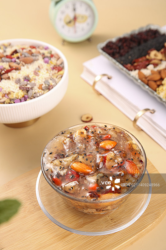 浅底上的红枣坚果藕粉图片素材