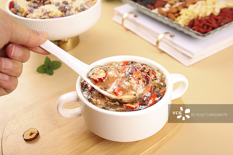 浅底上的红枣坚果藕粉图片素材