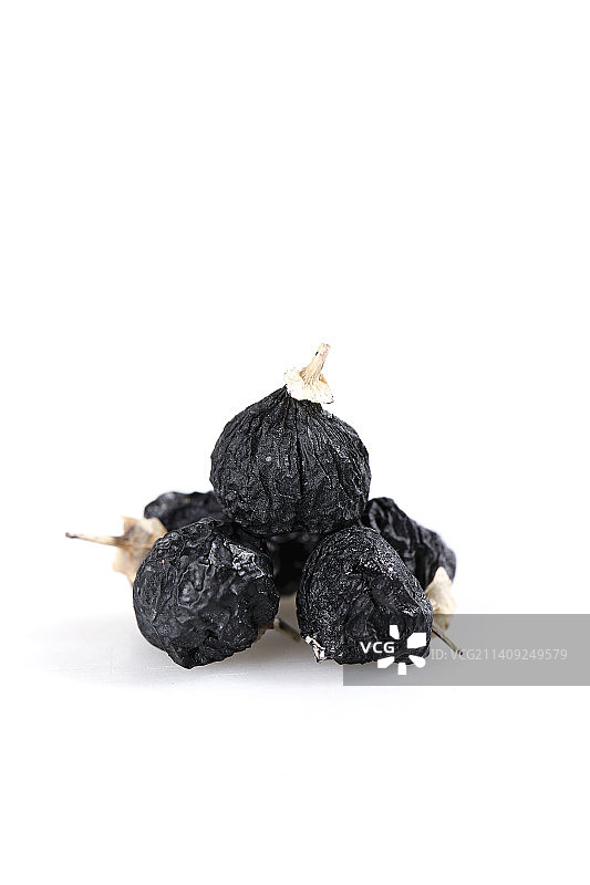 白底上摆放着黑枸杞子图片素材