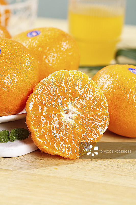 浅底上的新鲜澳柑图片素材