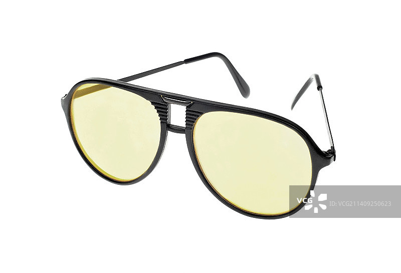 白色背景下的太阳镜特写，波兰图片素材