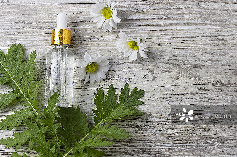 木桌上透明软管中的面部护理液图片素材