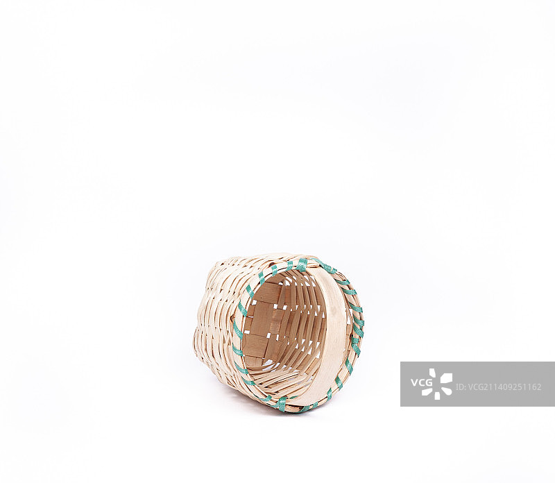 白色背景下的柳条筐特写图片素材