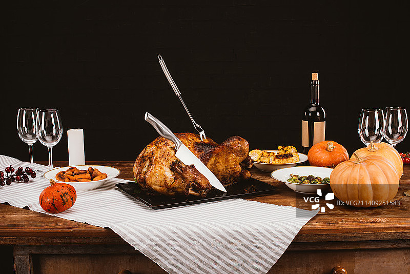 黑色背景下餐桌上的食物特写图片素材