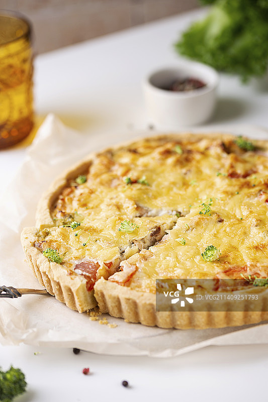 自制三文鱼西兰花馅饼晚餐图片素材