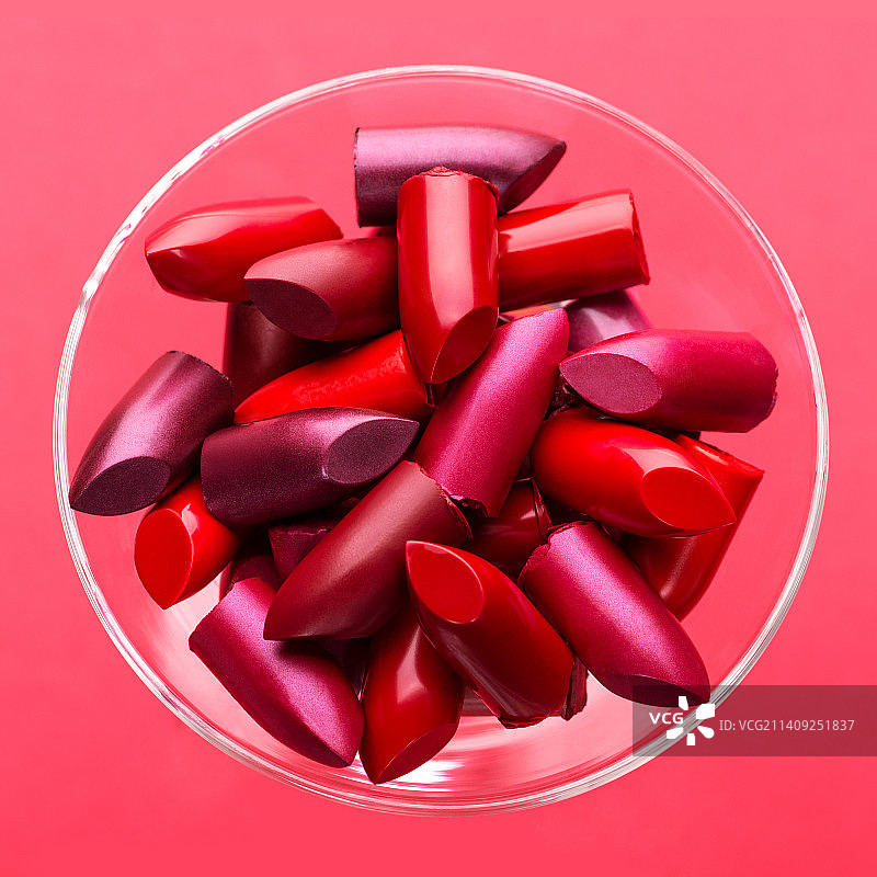 玻璃杯中不同颜色的口红图片素材