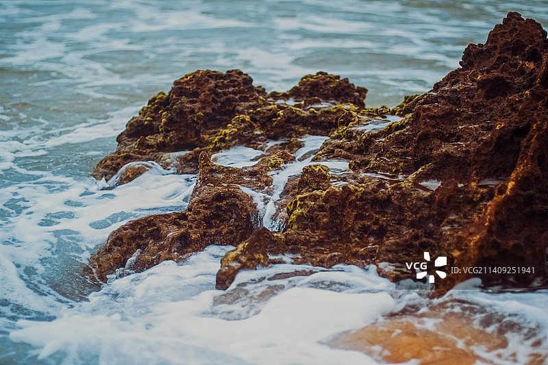 海洋风暴，海浪拍打在海滩岩石上图片素材