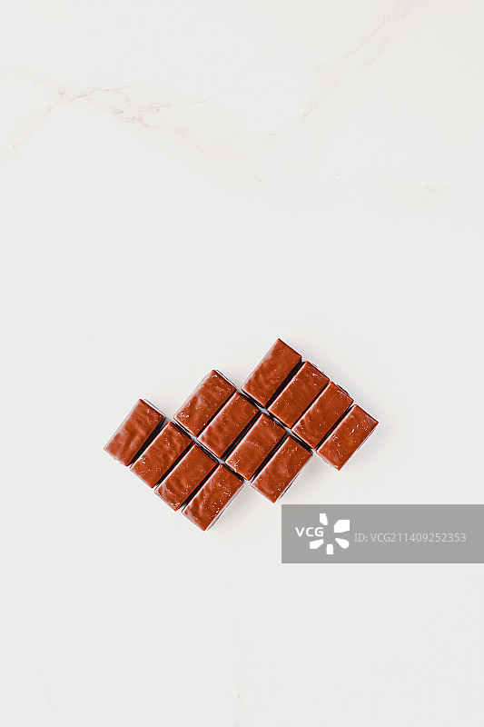 白色背景上的牛奶巧克力糖果图片素材