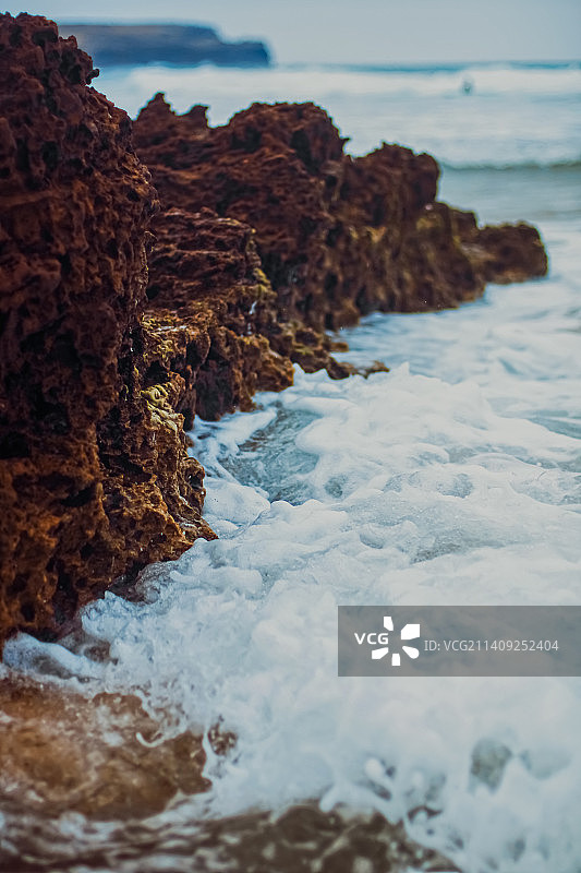 海洋风暴，海浪拍打在海滩岩石上图片素材