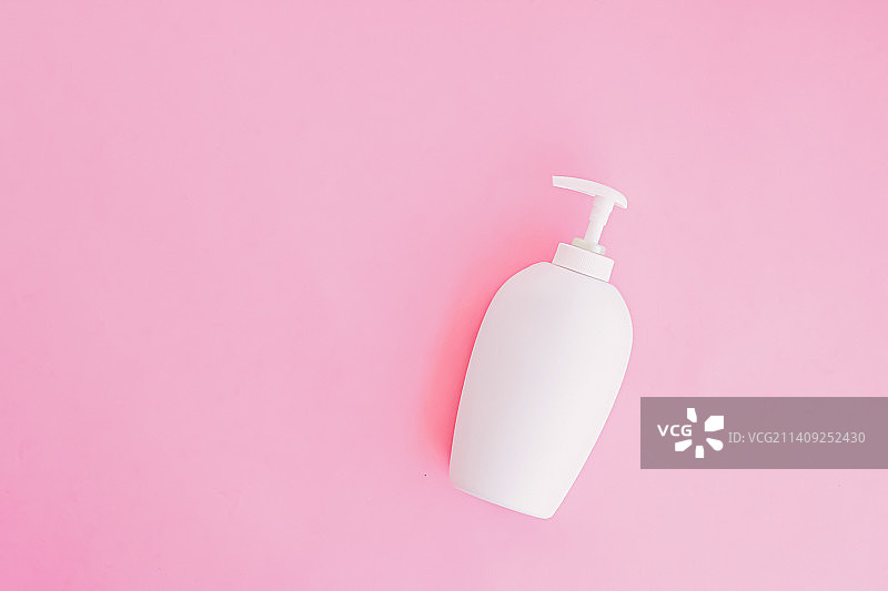粉色背景上的抗菌液体皂和洗手液瓶图片素材