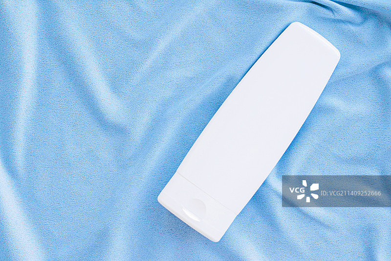 丝绸面料上的空白标签护手霜或润肤露模型图片素材