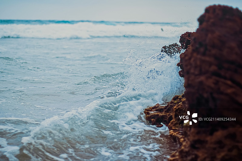 海洋风暴，海浪拍打在海滩岩石上图片素材