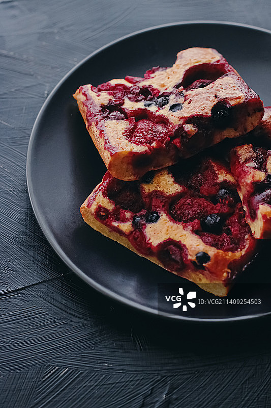黑盘子里的浆果派，有机自制食品图片素材