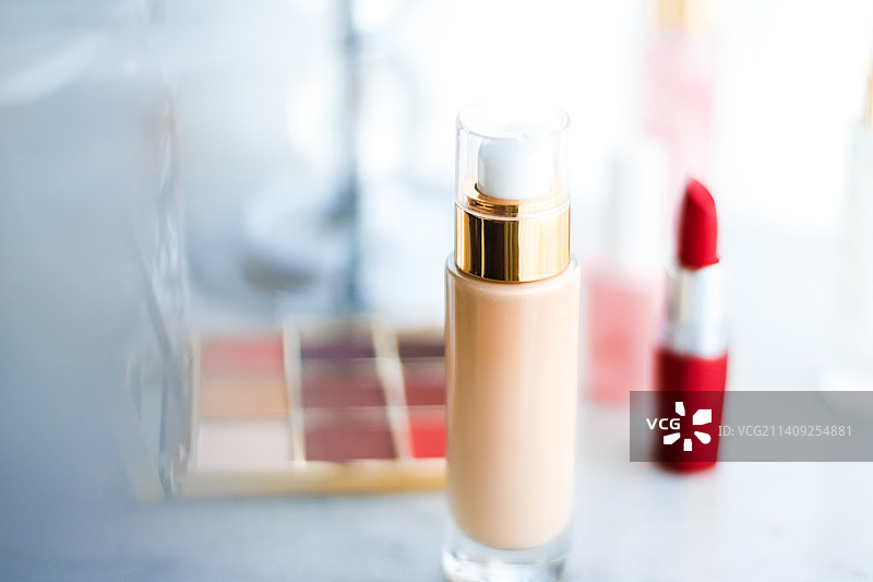 梳妆台上的化妆品，美丽与时尚图片素材