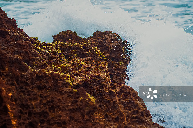 海洋风暴，海浪拍打在海滩岩石上图片素材