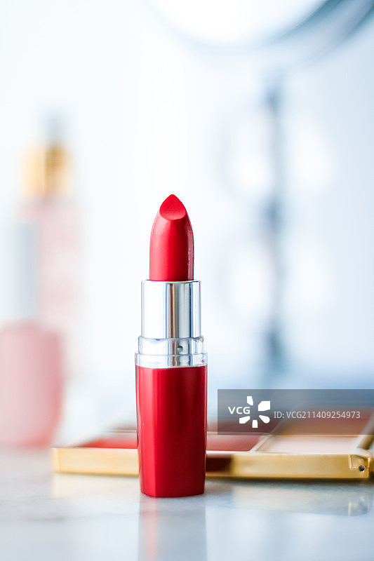 梳妆台上的化妆品，美丽与时尚图片素材