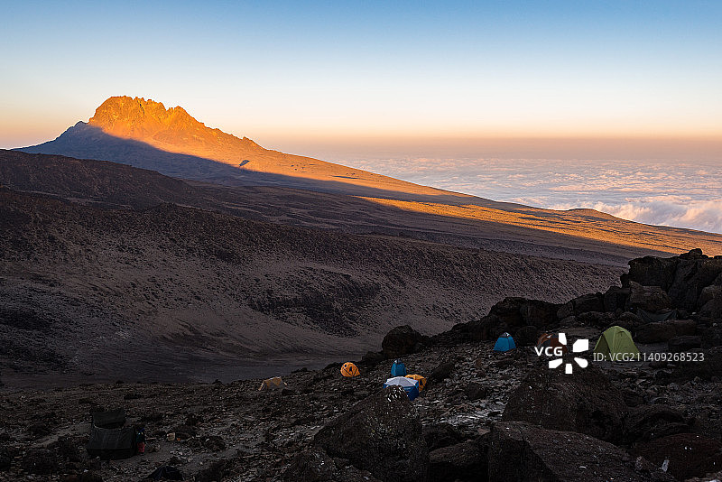 坦桑尼亚乞力马扎罗山的日落景色图片素材
