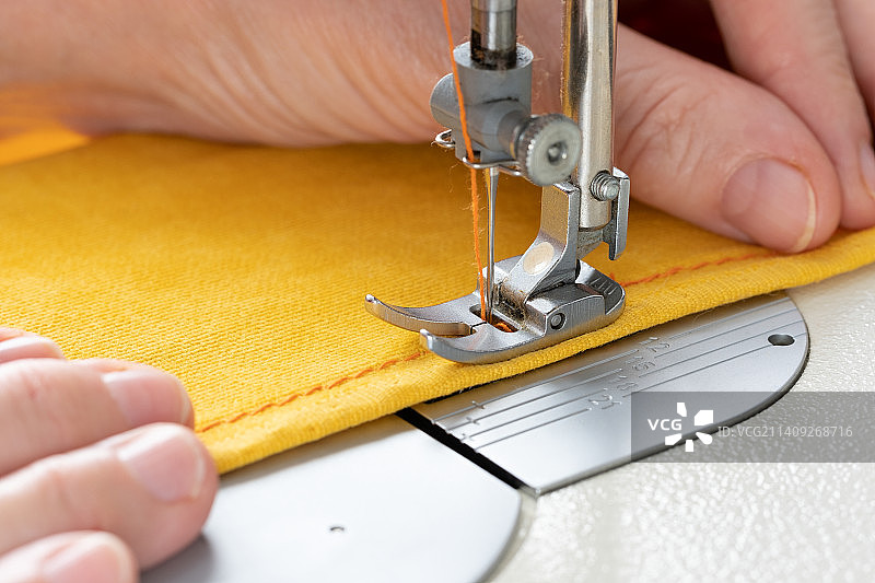 缝纫师用专业机器缝纫图片素材