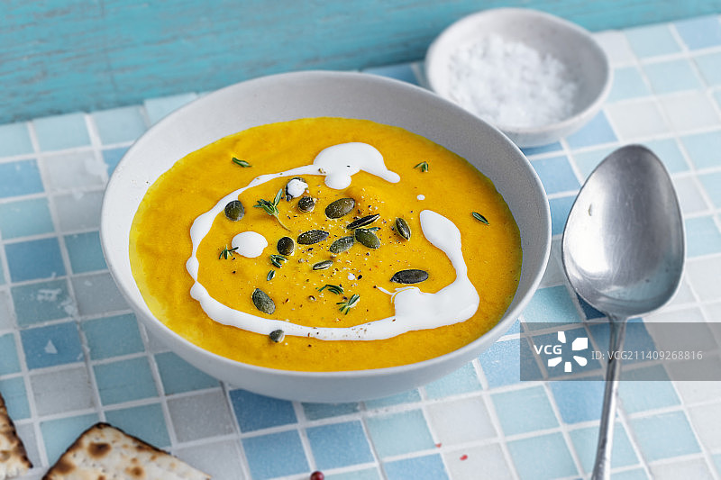 桌上南瓜汤的高角度视图图片素材