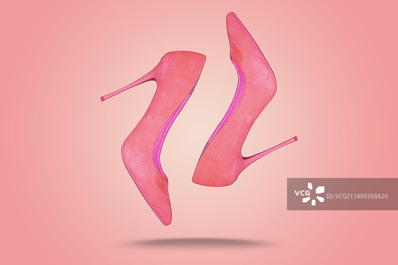 粉色背景上的粉色高跟鞋图片素材