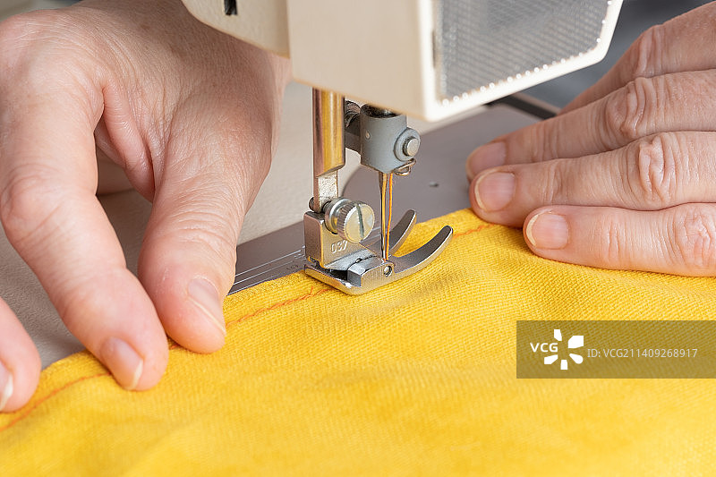 女裁缝用专业缝纫机缝纫图片素材
