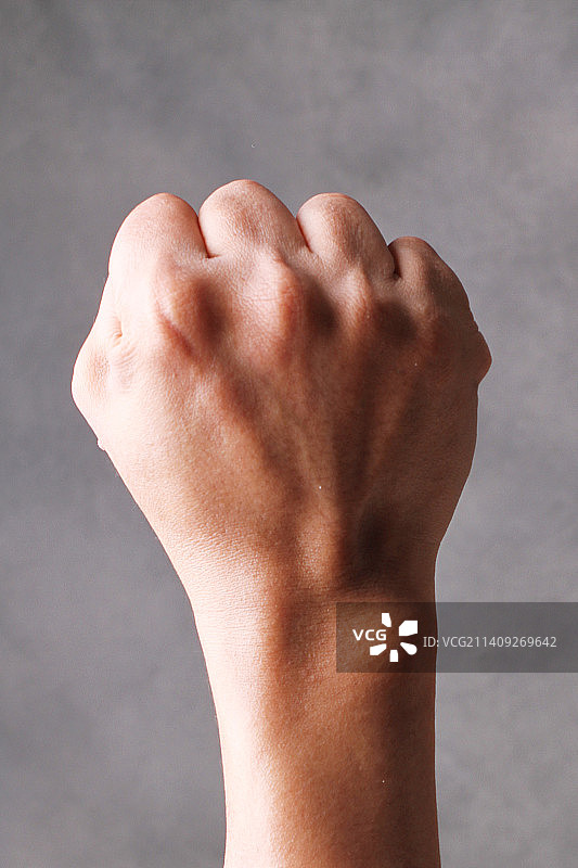 灰色背景下缠着绷带的女子手部特写图片素材