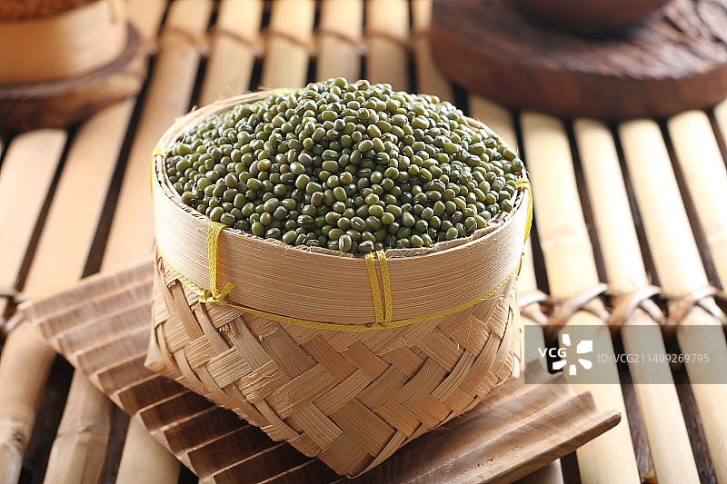 印度尼西亚勿加泗篮子里的蔬菜高角度视图图片素材