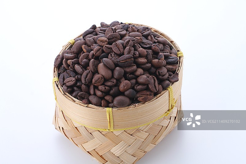 白色背景下的柳条筐豆类特写，印度尼西亚勿加泗图片素材