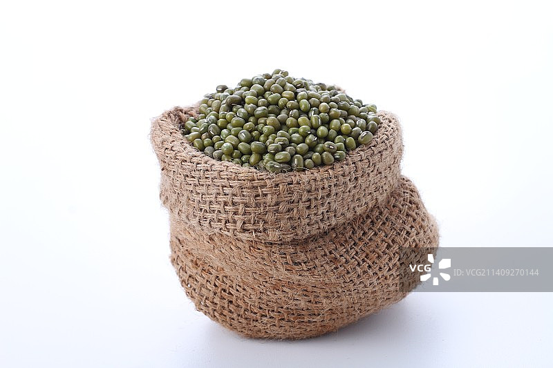 印度尼西亚勿加泗，碗中豆子的特写，白色背景图片素材