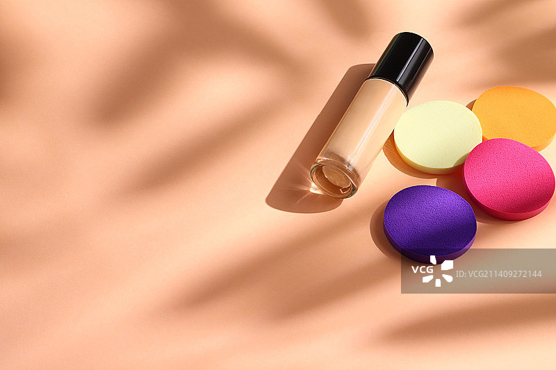 面部海绵和化妆品套装，美容化妆产品图片素材