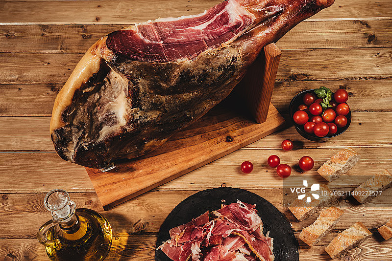 西班牙伊比利亚火腿切片，西班牙巴利亚多利德。图片素材